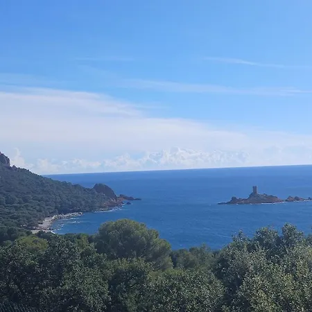 Dom wakacyjny Vacation With Exceptional Sea Views In St Raphael